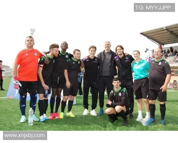 世界足球巨星同框合影 展现传奇球员风采与足球荣耀