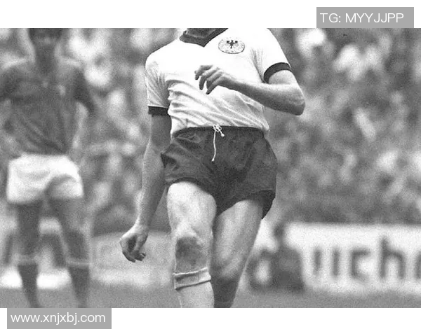 足球球星高举双手庆祝进球瞬间展现激情与荣耀